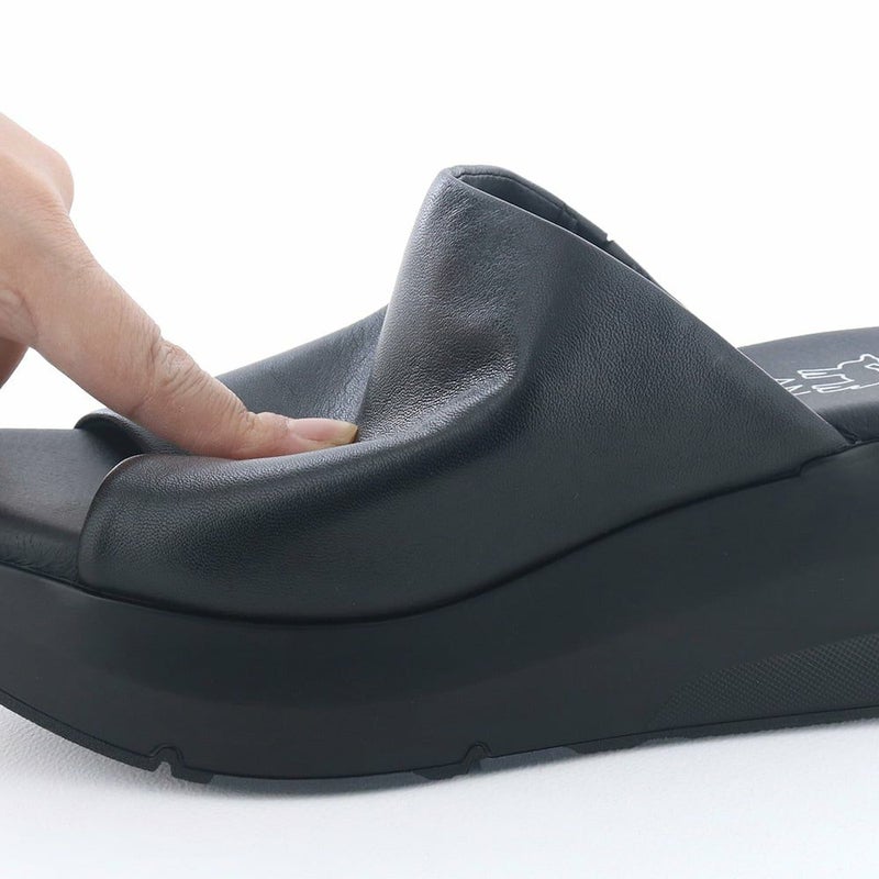 ふんわりとやわらかなパデットアッパーで包み込まれる履き心地です