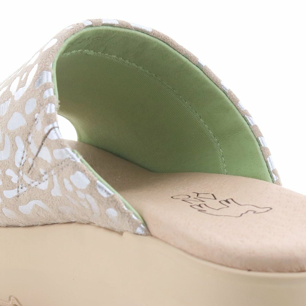 スポンジ入りのふっくらアッパーで足あたりよく。裏地は生地製です