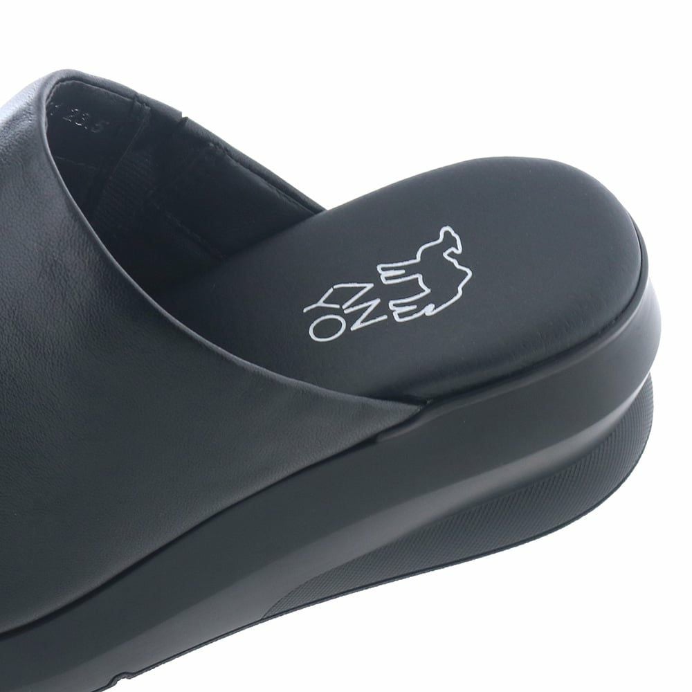 インソールには豚革を使用。肌なじみがよく吸い付くような履き心地