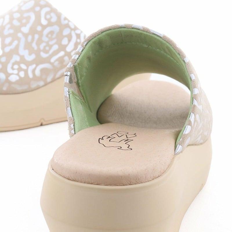 合成皮革にくらべて吸湿性が高い天然皮革（豚革）で蒸れにくく足裏も快適