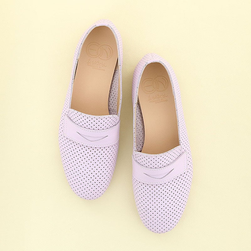 春らしいパンチングレザーで爽やかな足元に