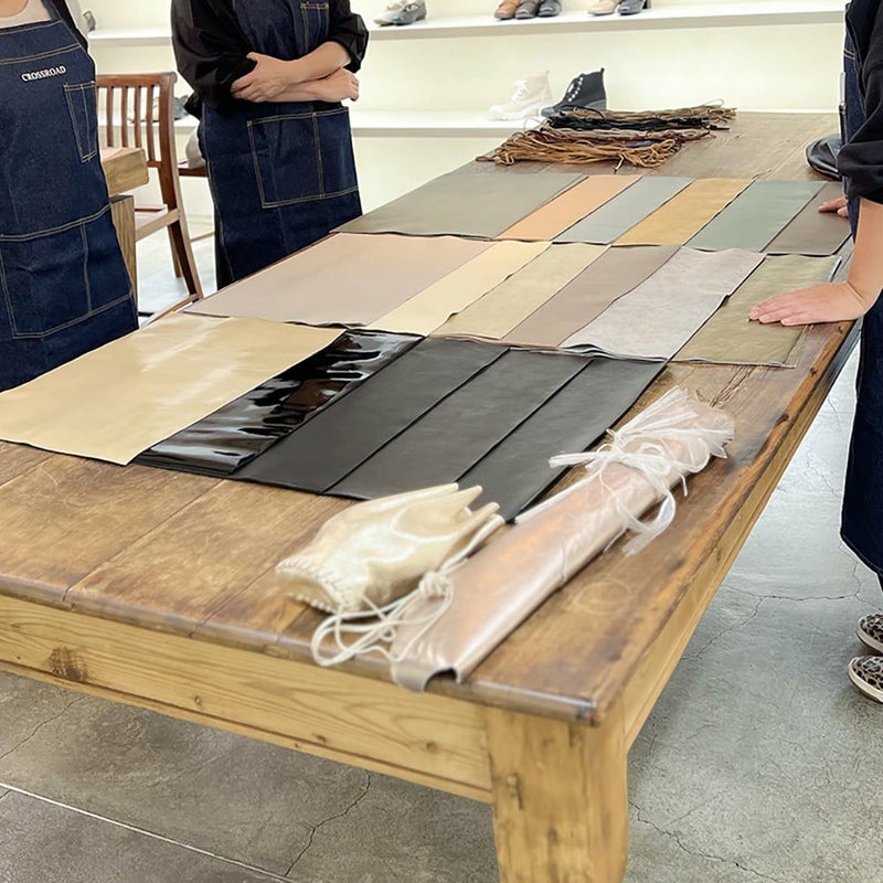 まずは革と紐選びから。革の種類は当日のお楽しみ