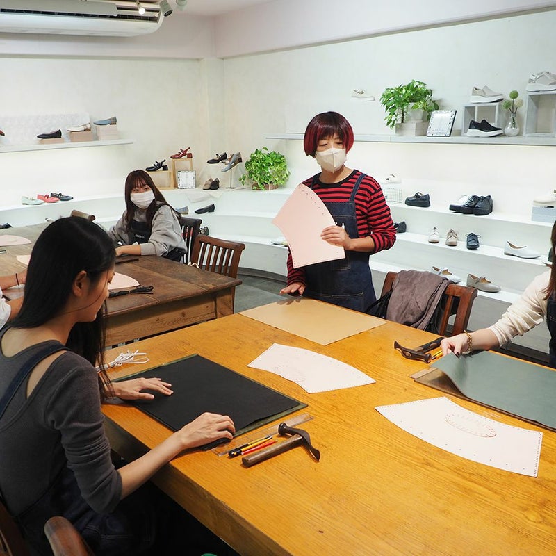 革と紐を選んだらスタッフから作業手順の説明です