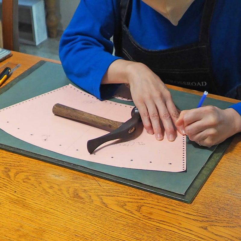 型紙沿ってペンで印をつけていきます