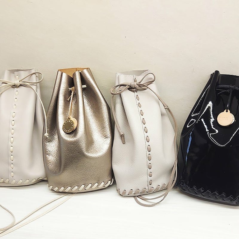 選び革や紐の色で異なる雰囲気。世界に一つだけのオリジナルです