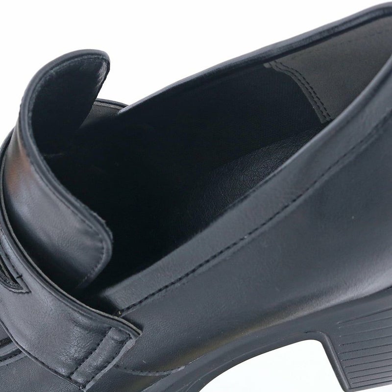 ライニングはスポンジ入りの生地で足あたりがソフト