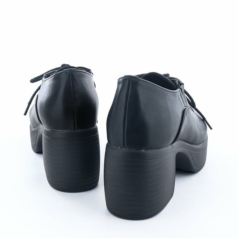 歩きやすい厚底モールドソールで安定感ある履き心地も魅力