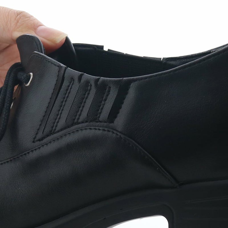 両サイドの隠しゴムで履き口がワイドに広がります。紐を解かず着脱も可能です