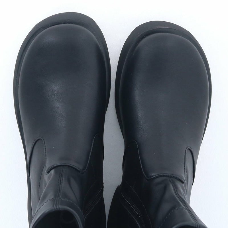 幅広オブリークで指先を締め付けない。ストレスのない履き心地です