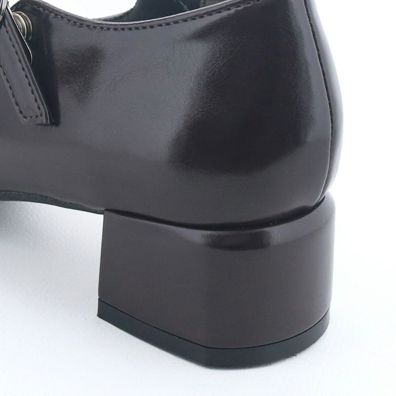 ころりとしたフォルムのヒールが個性的