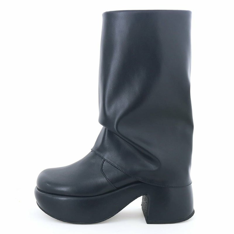 人気のおでこストラップパンプスからブーツが登場