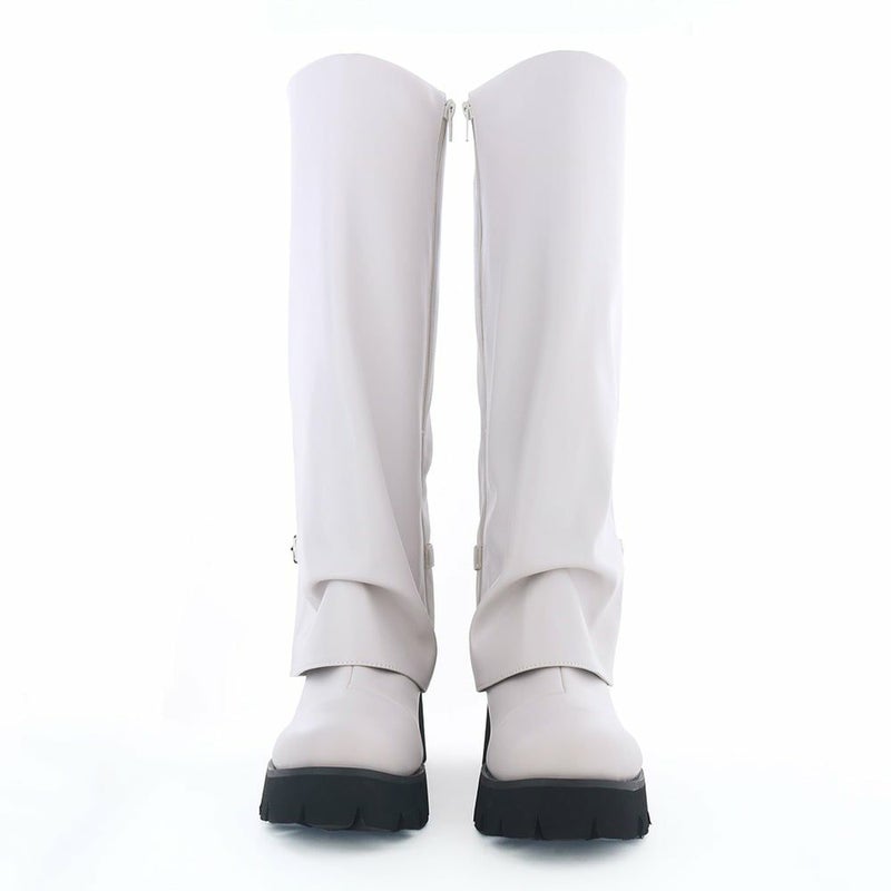ミニボトムと合わせてY2Kスタイルに合わせるのが今どき