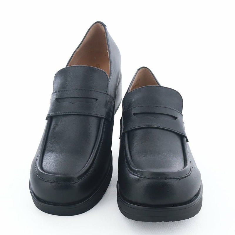 ぽってりとしたフォルムで足もとに存在感をプラスする一足