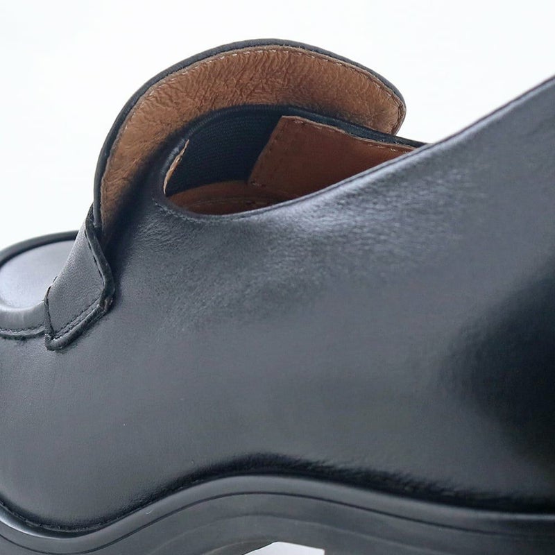 甲裏のゴムでしっかりフィット。伸縮するので足入れもしやすい