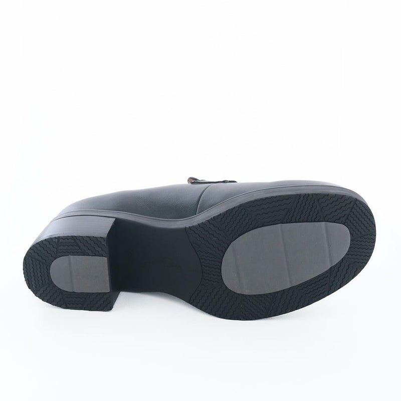 防滑ソールで滑りやすい地面も安心です