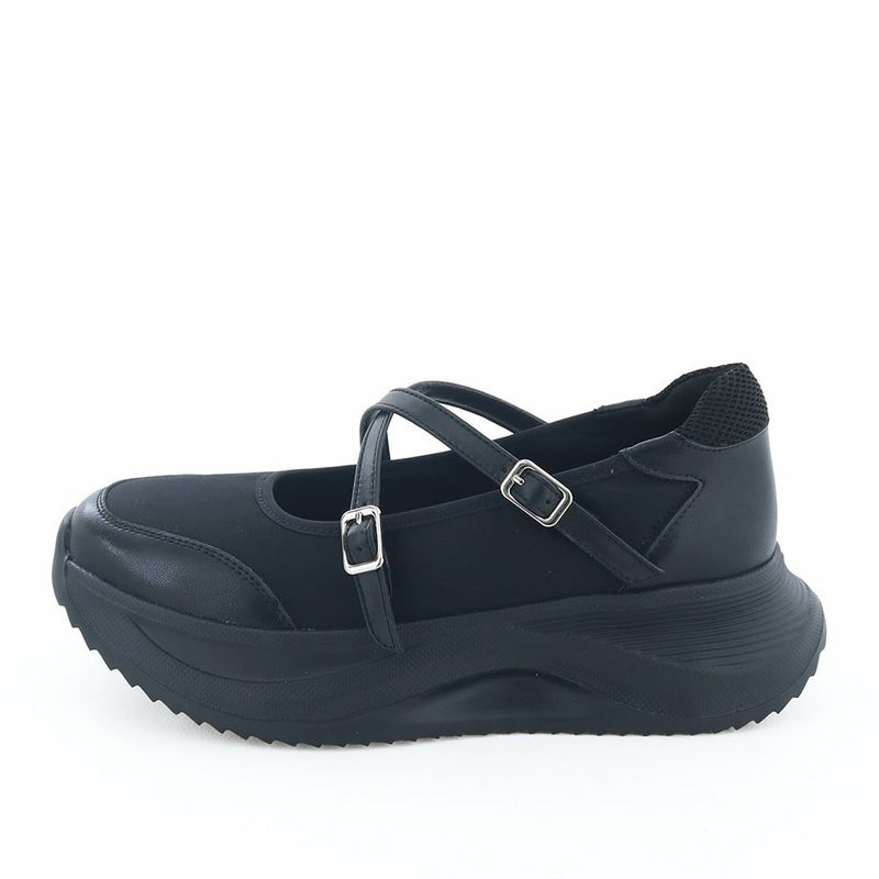 バレエコアなデザインにテック感のあるソールを合わせたハイブリットシューズ