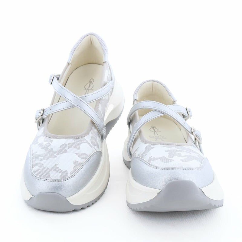 ごつめのソールと細身ストラップのコントラストで華奢見えも狙えるデザイン