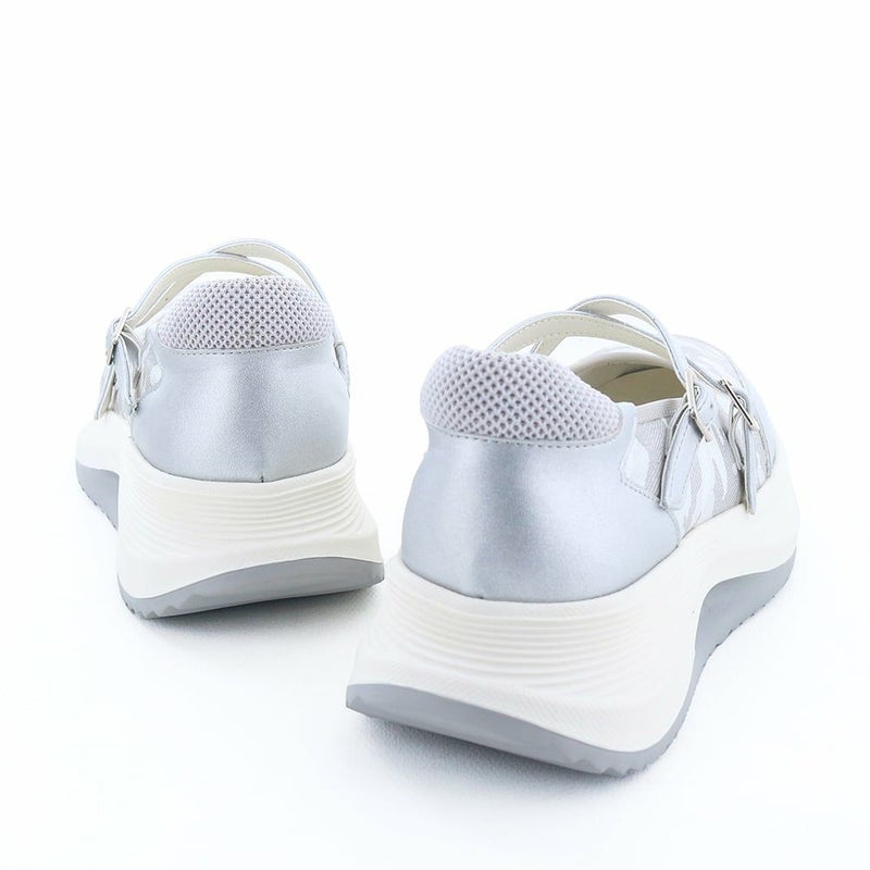 スニーカーソールでガシガシ歩けるのが嬉しい