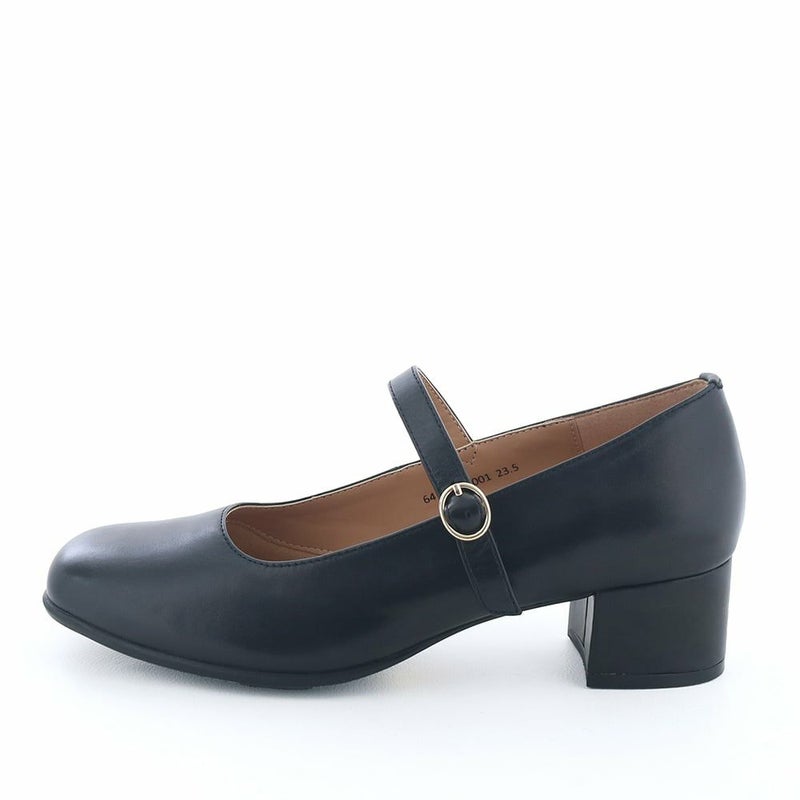 お仕事やフォーマルシーンにも活躍するストラップパンプス