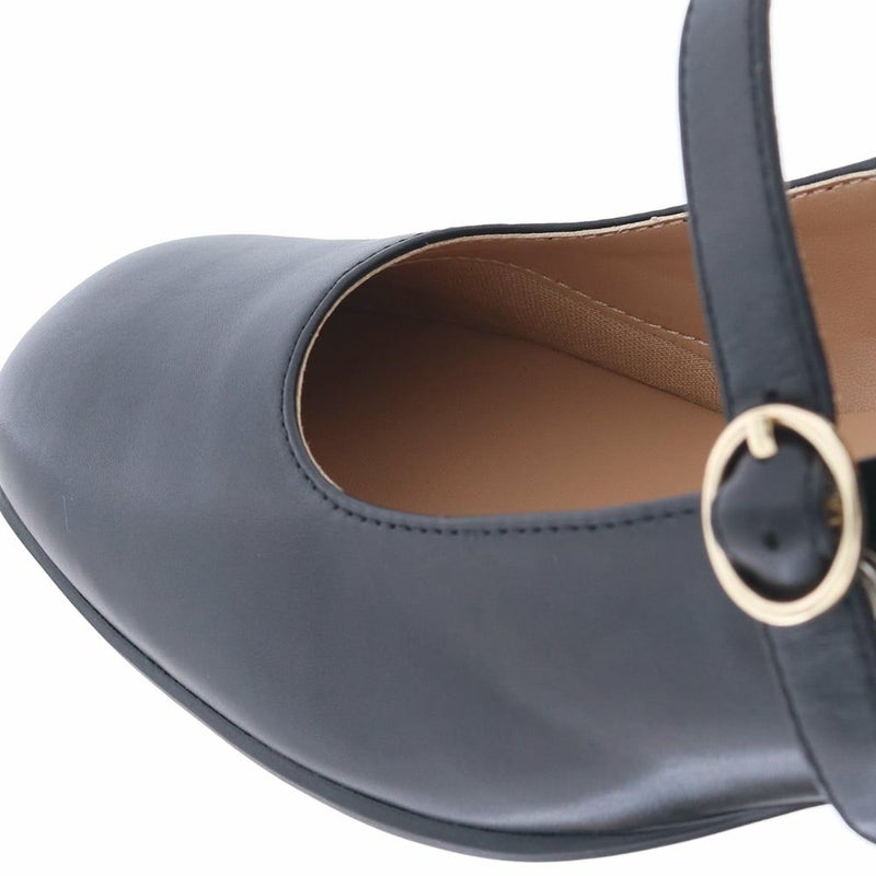 つま先はスポンジ生地を貼り、ふんわりと指先を包みます