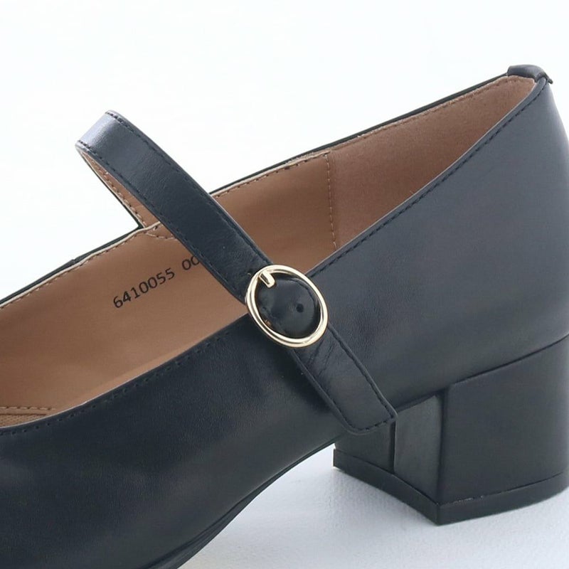 ストラップで甲をしっかりホールドするので脱げにくく、歩きやすい