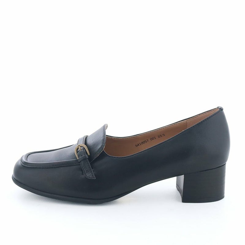 お仕事やフォーマルシーンにも活躍するシンプルなモカパンプス