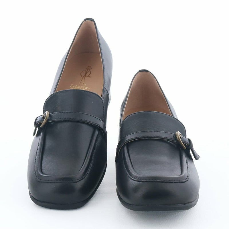 気の抜けないオンタイムでも足にやさしく寄り添ってくれる一足です