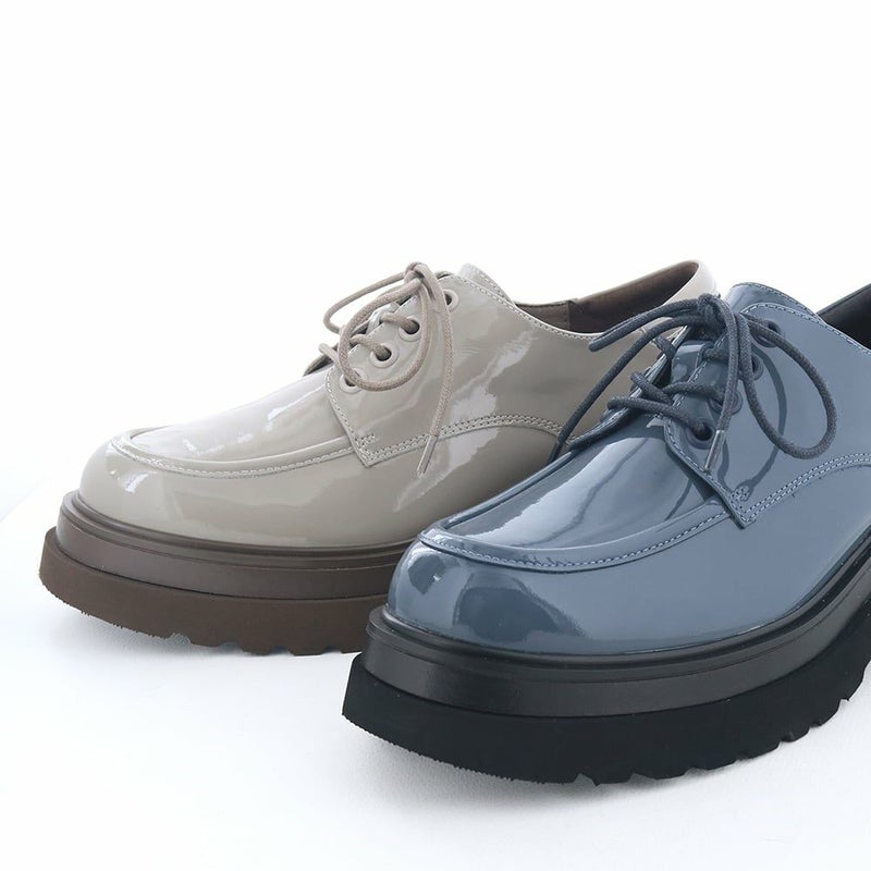 ニュアンスのあるエナメルカラーがコーデのアクセントに