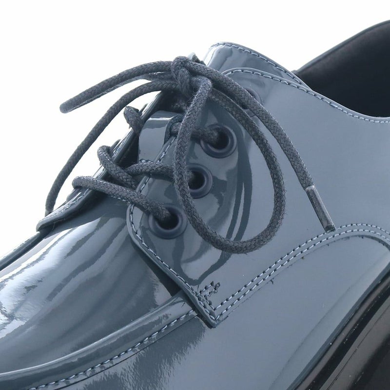 靴紐やハトメもアッパーと色を揃えてすっきりした印象