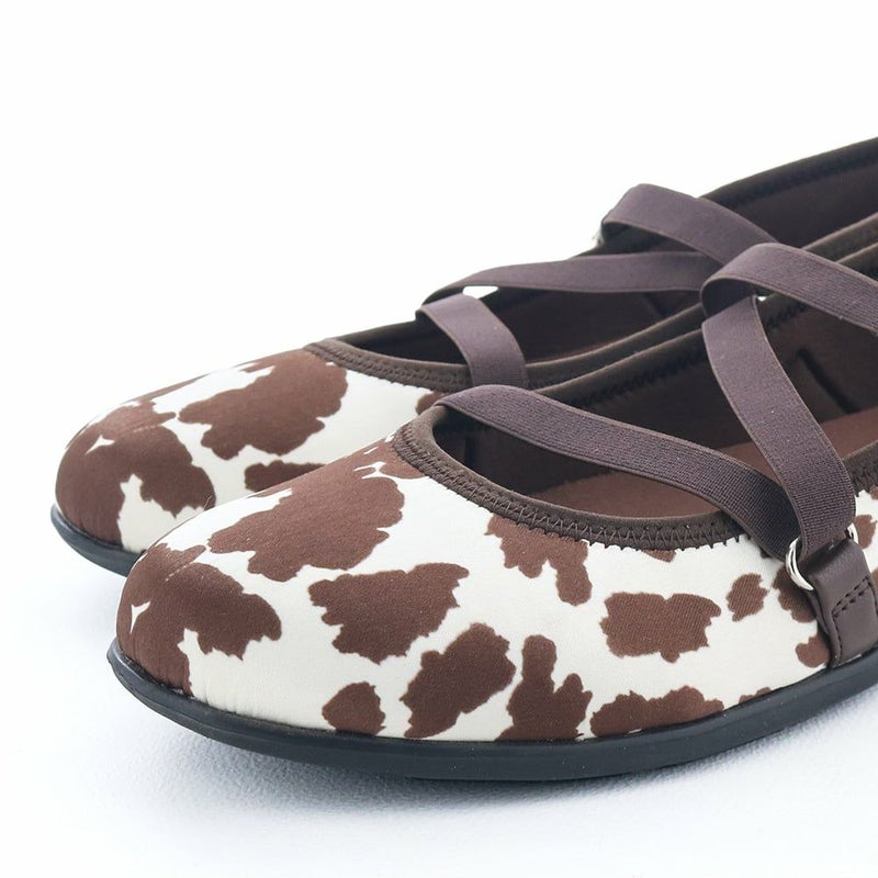 この春の新色は「カウ」。大胆なアニマル柄がコーデのアクセントに