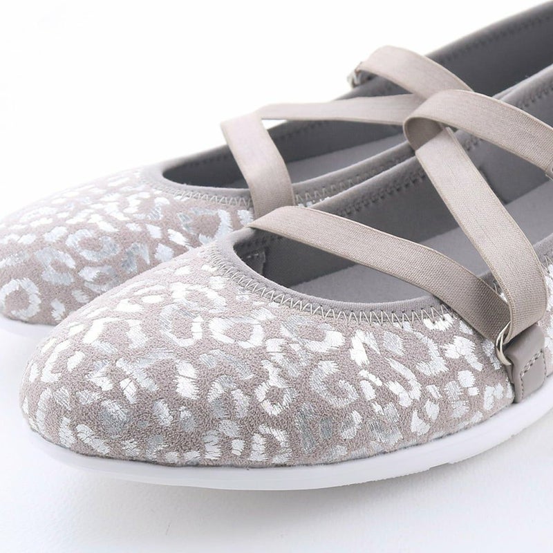 キラッと光るメタリックカラーが華やか（シルバーコンビ）