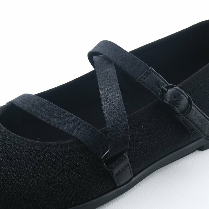 ゴムストラップで足をしっかりホールドするので歩きやすい