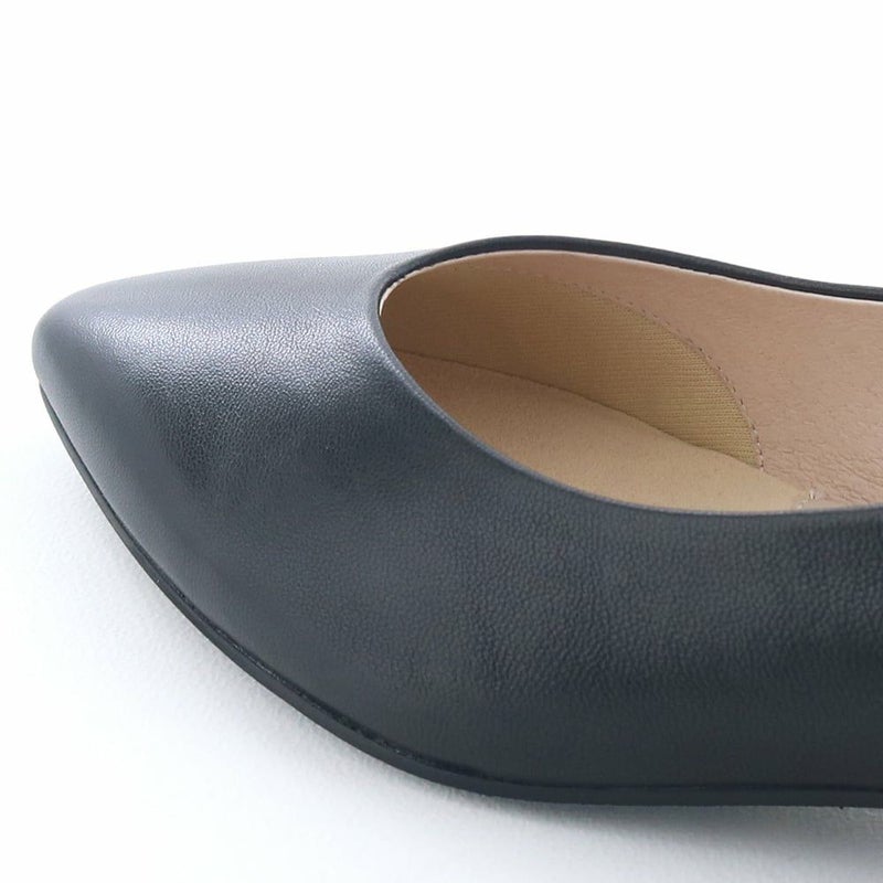 つま先にはスポンジを貼り、ふんわり包み込まれる履き心地です