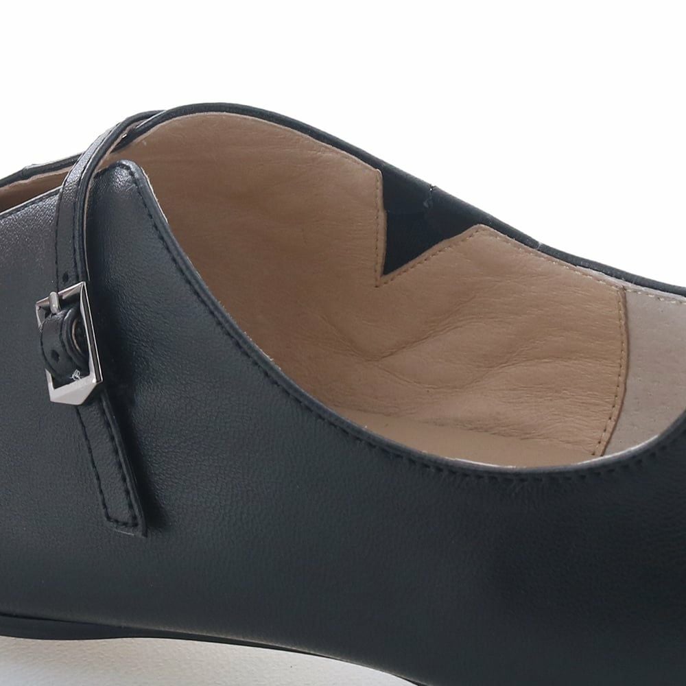 履き口にあしらわれたゴムが着脱をサポート