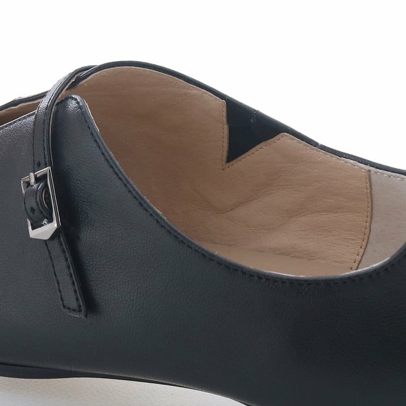 履き口にあしらわれたゴムが着脱をサポート