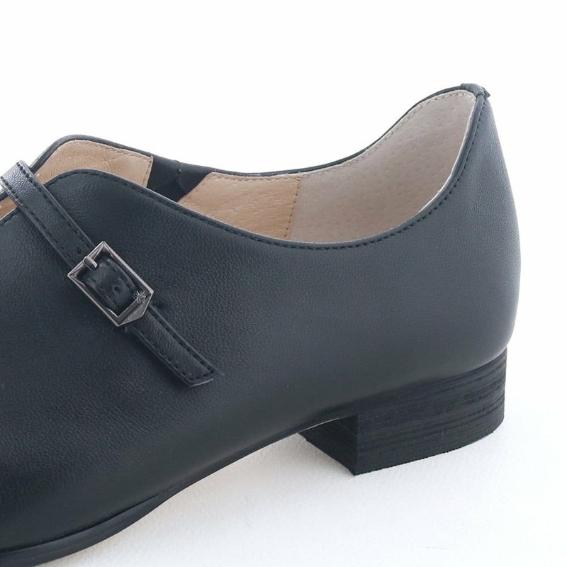 かかとの立ったフォルムでホールド感アップ。カカト抜けを防ぎます