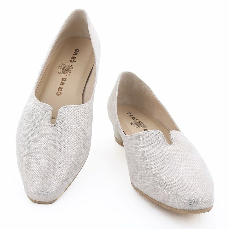 小さなVカットがアクセントになった、ミニマルなデザイン