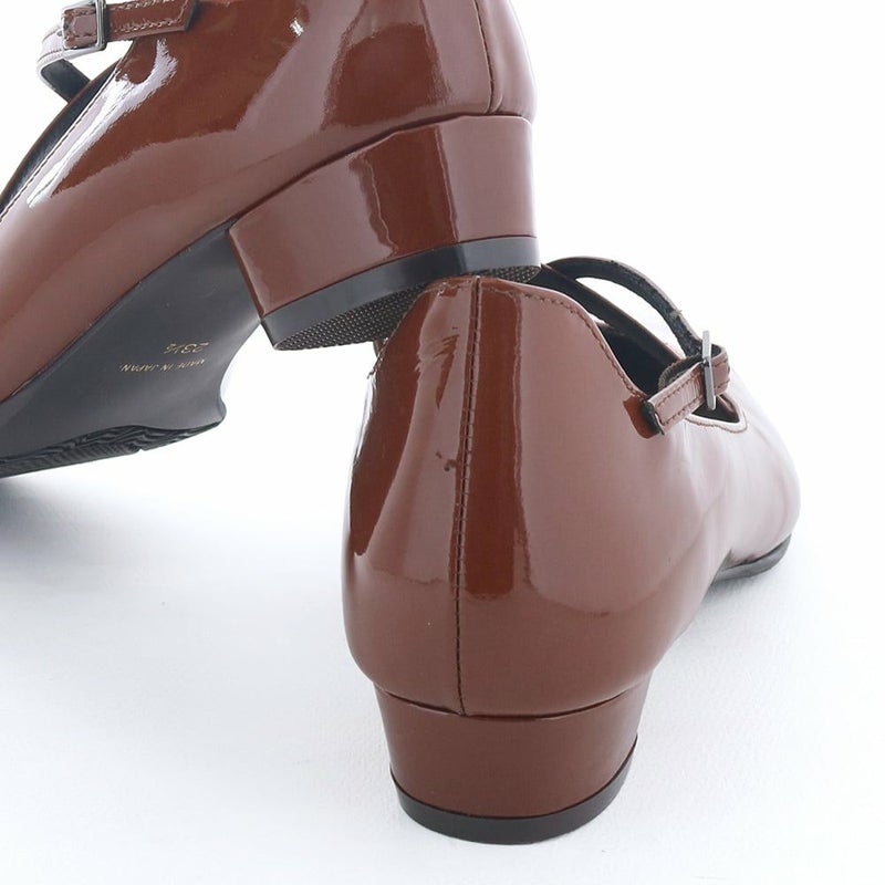 低めなのにきちんと感はしっかり確保。楕円形のヒールが愛らしい