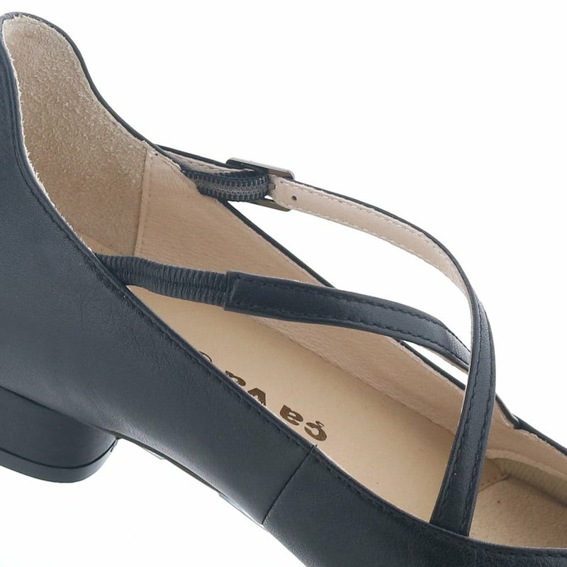 ストラップは根元がゴムになっているので、そのまま着脱できます