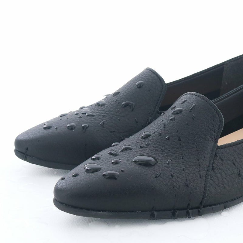 アッパーは防水レザー。天候を気にせず履けるのが嬉しい　※ブラック、オークのみ