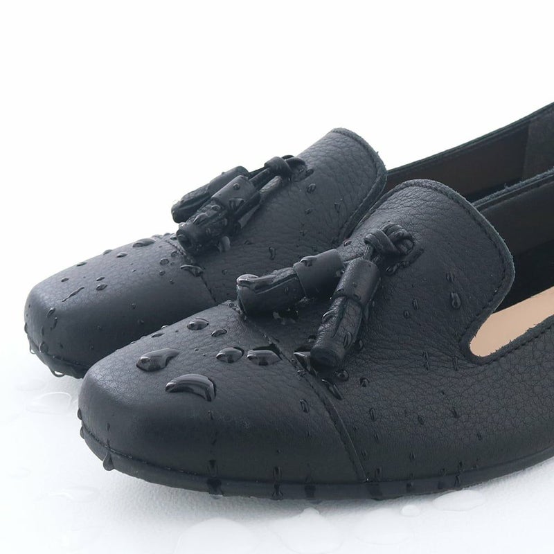 アッパーは防水レザー。天候を気にせず履けるのが嬉しい