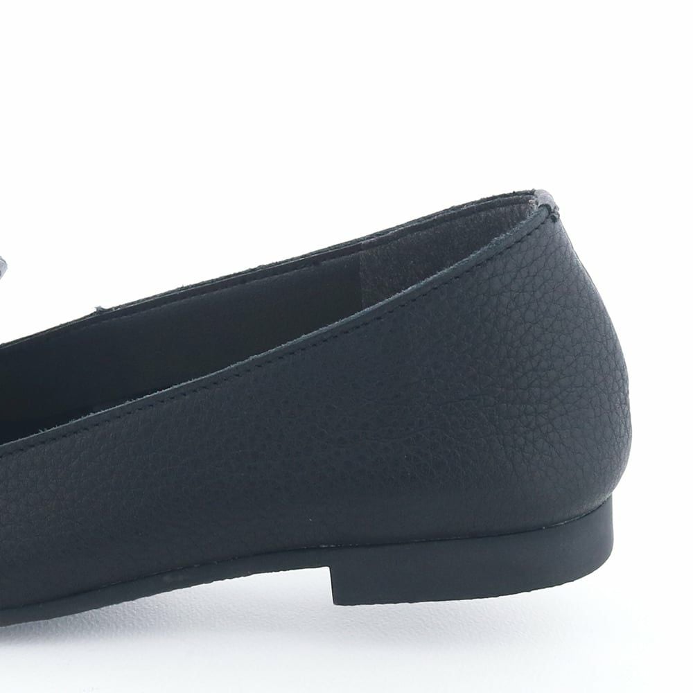 ヒールの高さ：約1.5cm