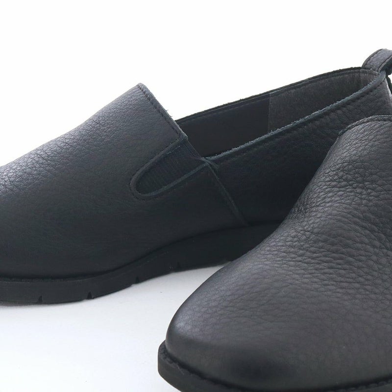 内側にさり気なくあしらわれたゴムが着脱をサポートしてくれます