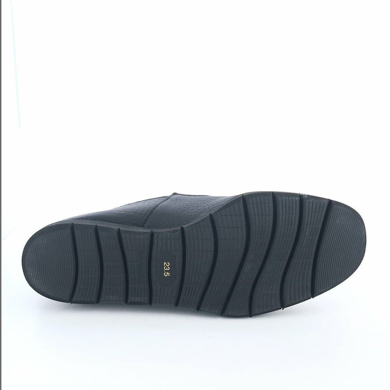 少し厚めのソールで足裏が痛くなりにくいのも嬉しい