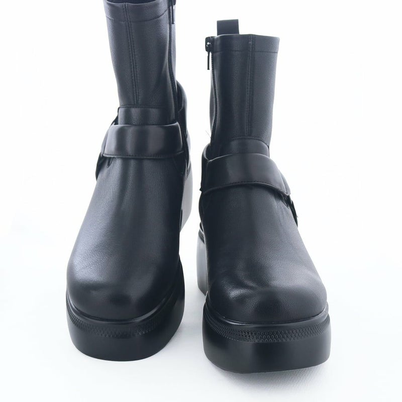 存在感のあるシルエットでコーデのアクセントになる一足です