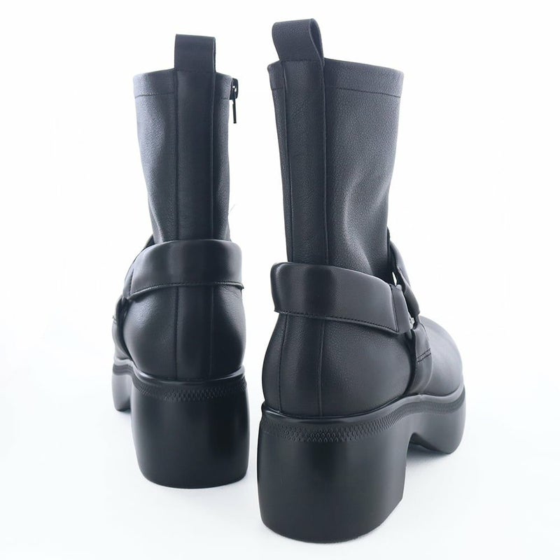 ブランドオリジナルのモールドソールでスタイルアップも叶います