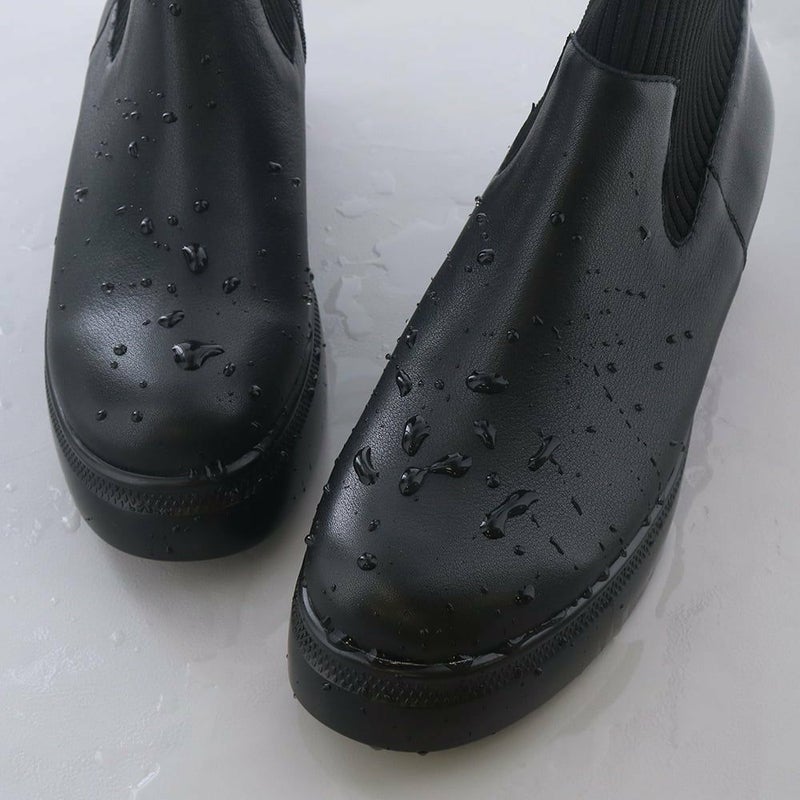 アッパーは急な雨も安心な撥水仕様になっています