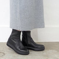 ブラック