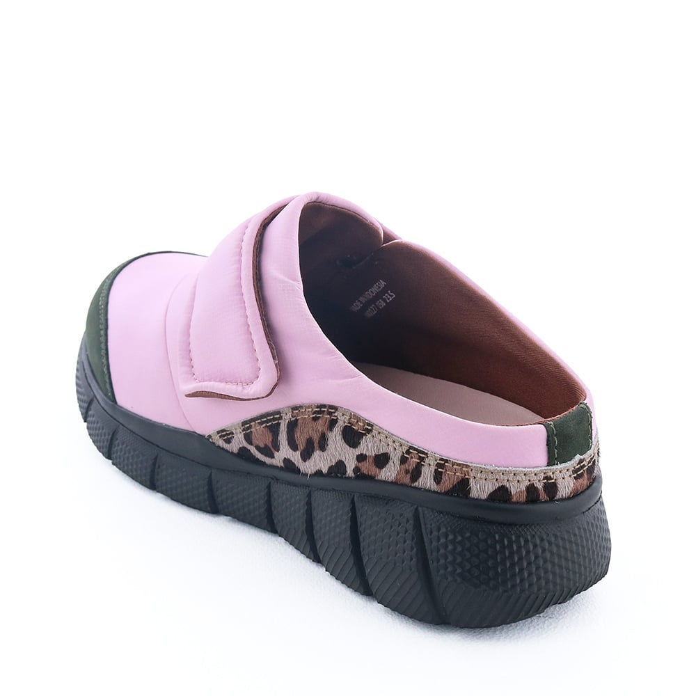 手を使わずにサッと履ける気軽さも魅力です