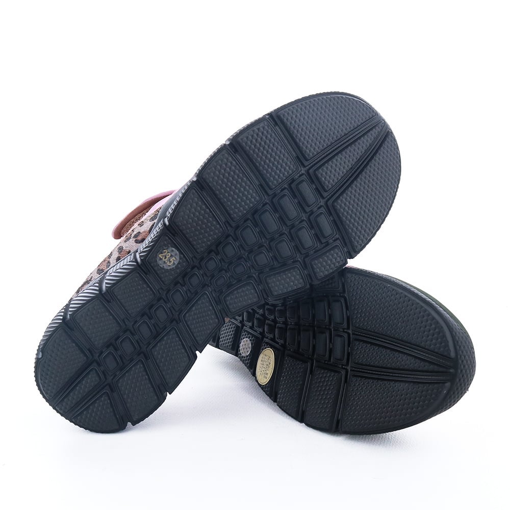 軽量ソールで快適。旅行やキャンプなどの履き替え用としても活躍してくれそう